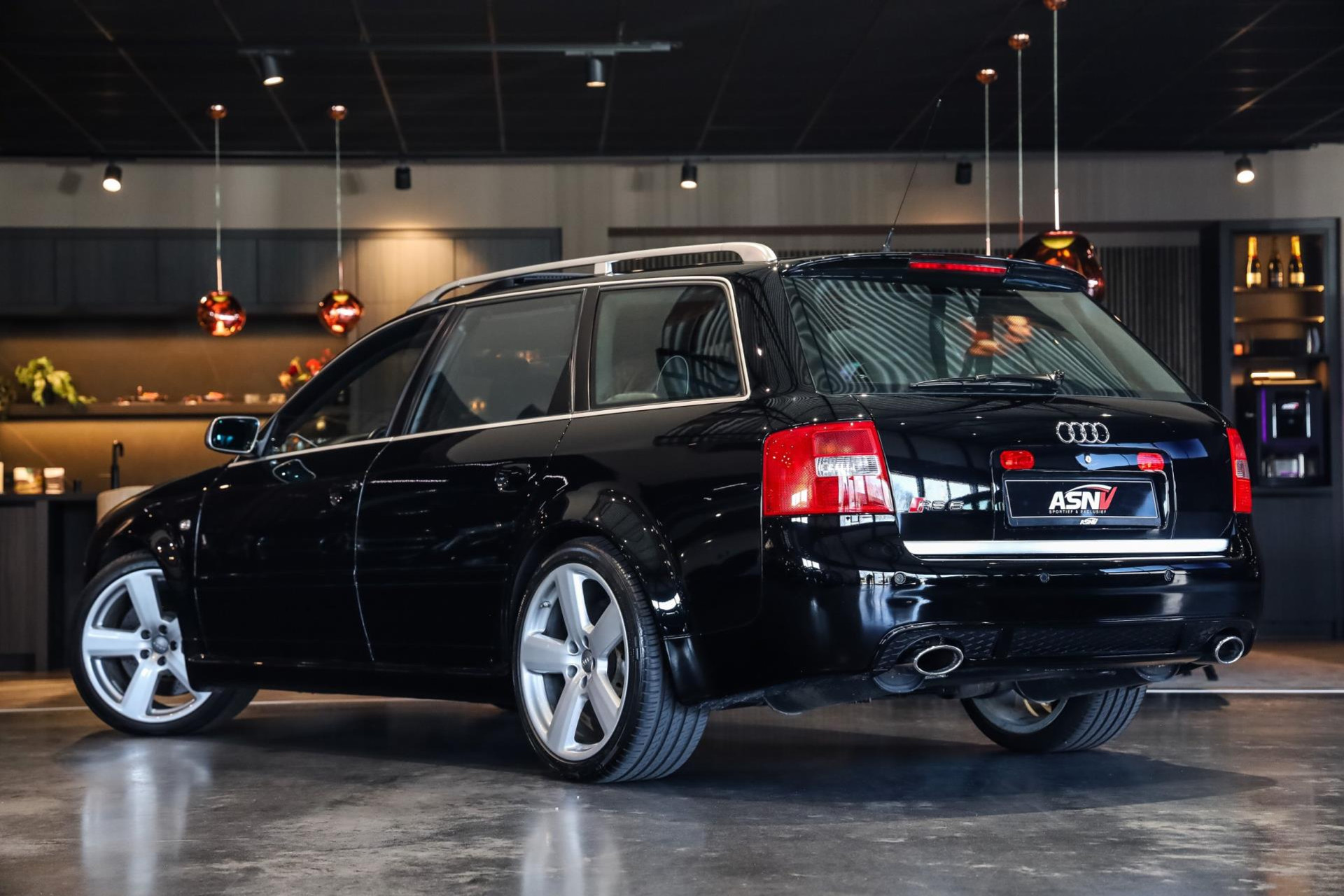 43758180-2.jpg